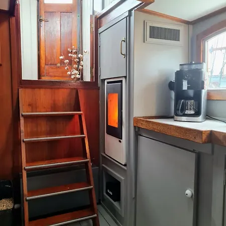 Charmante Kapiteinshut Op Historisch Schip De Hoop Bed and breakfast Ámsterdam