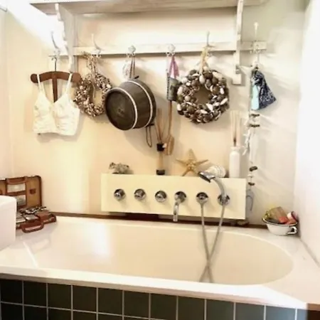 Anna's Houseboat Bed & Breakfast *