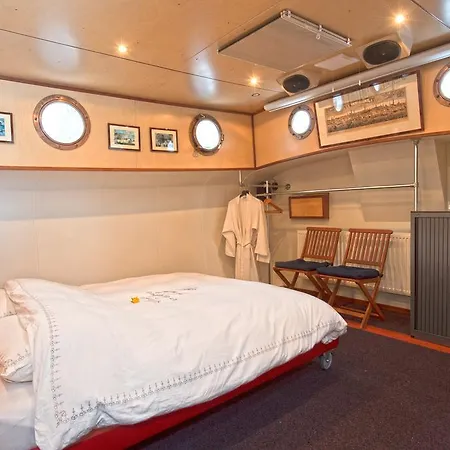 The Red House Hotel en barco *