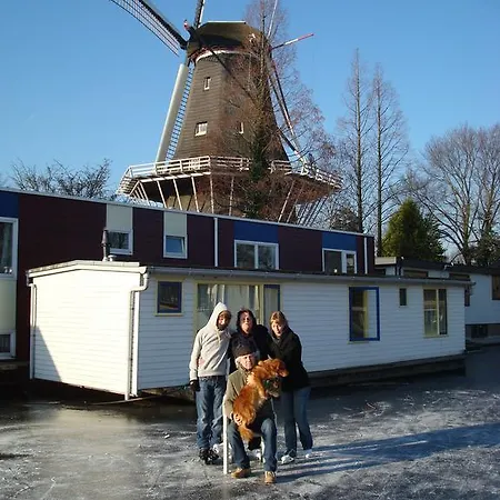 Houseboat Under The Mill Bådhotel