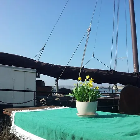 Úszó hotel Authentic Ship 