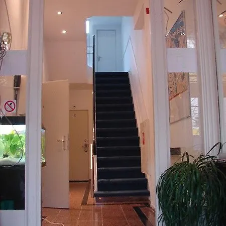 Max Amsterdam