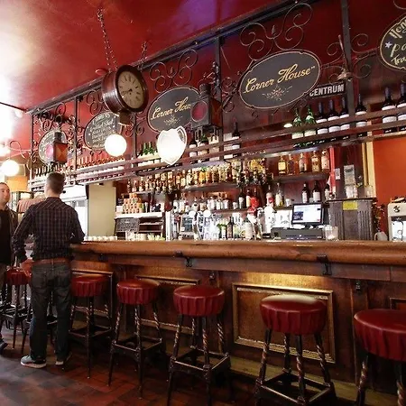 Corner House Отель *