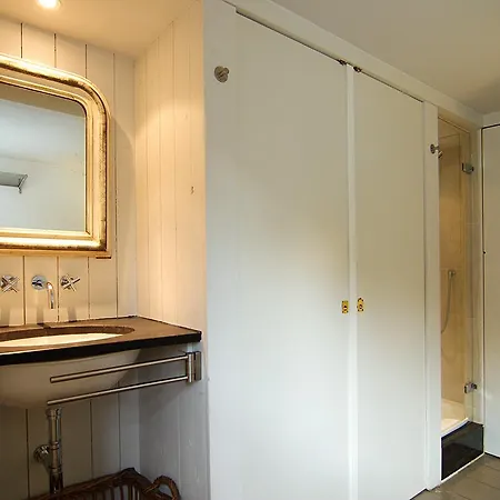 Central Jordaan Apartment, Canal District