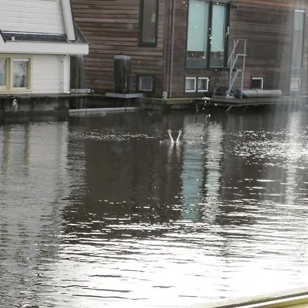 Houseboat Under The Mill Bådhotel
