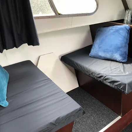 The Flying Dutchman Boat Hotel en barco