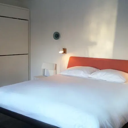 Room With A Few Bed & Breakfast