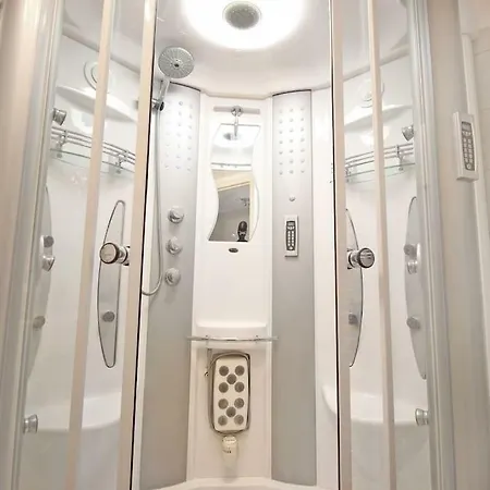 شقة White Luxury Penthouse In Centre
